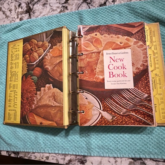 VINTAGE 1965 BETTER HOMES AND GARDEN NEW COOK BOOK SOUVENIR EDITION Gold Cover - Picture 5 of 11